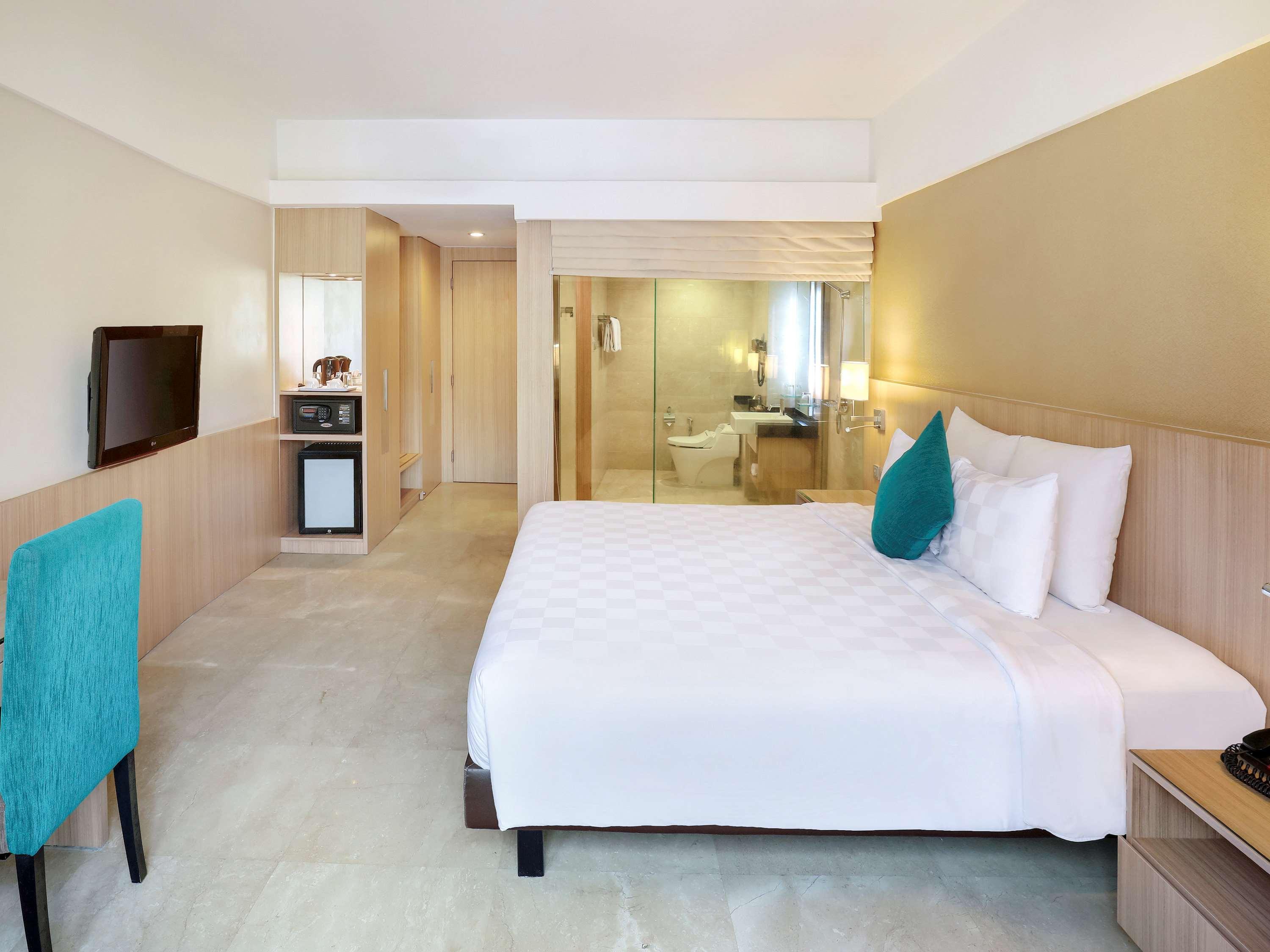 Grand Tropic Suites Hotel Surabaya Exterior photo