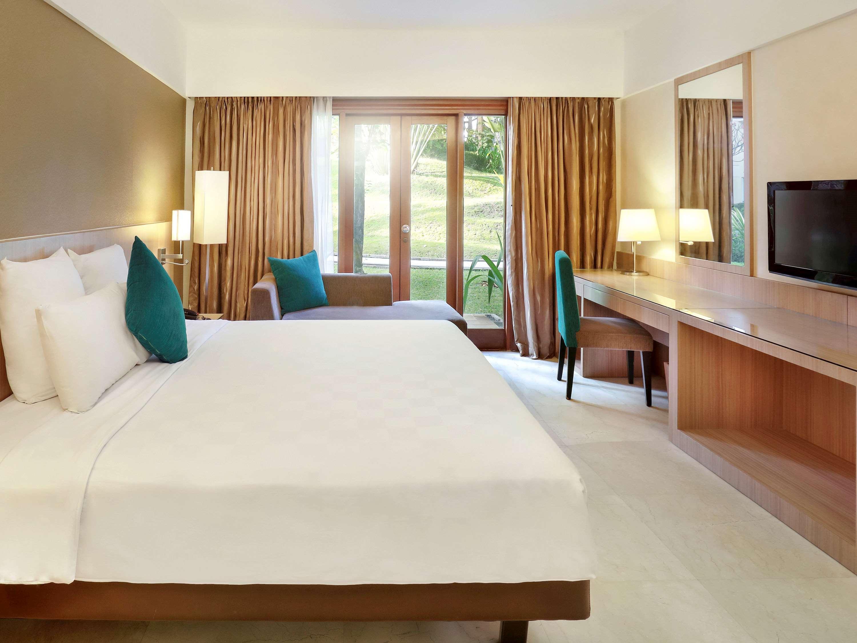 Grand Tropic Suites Hotel Surabaya Exterior photo