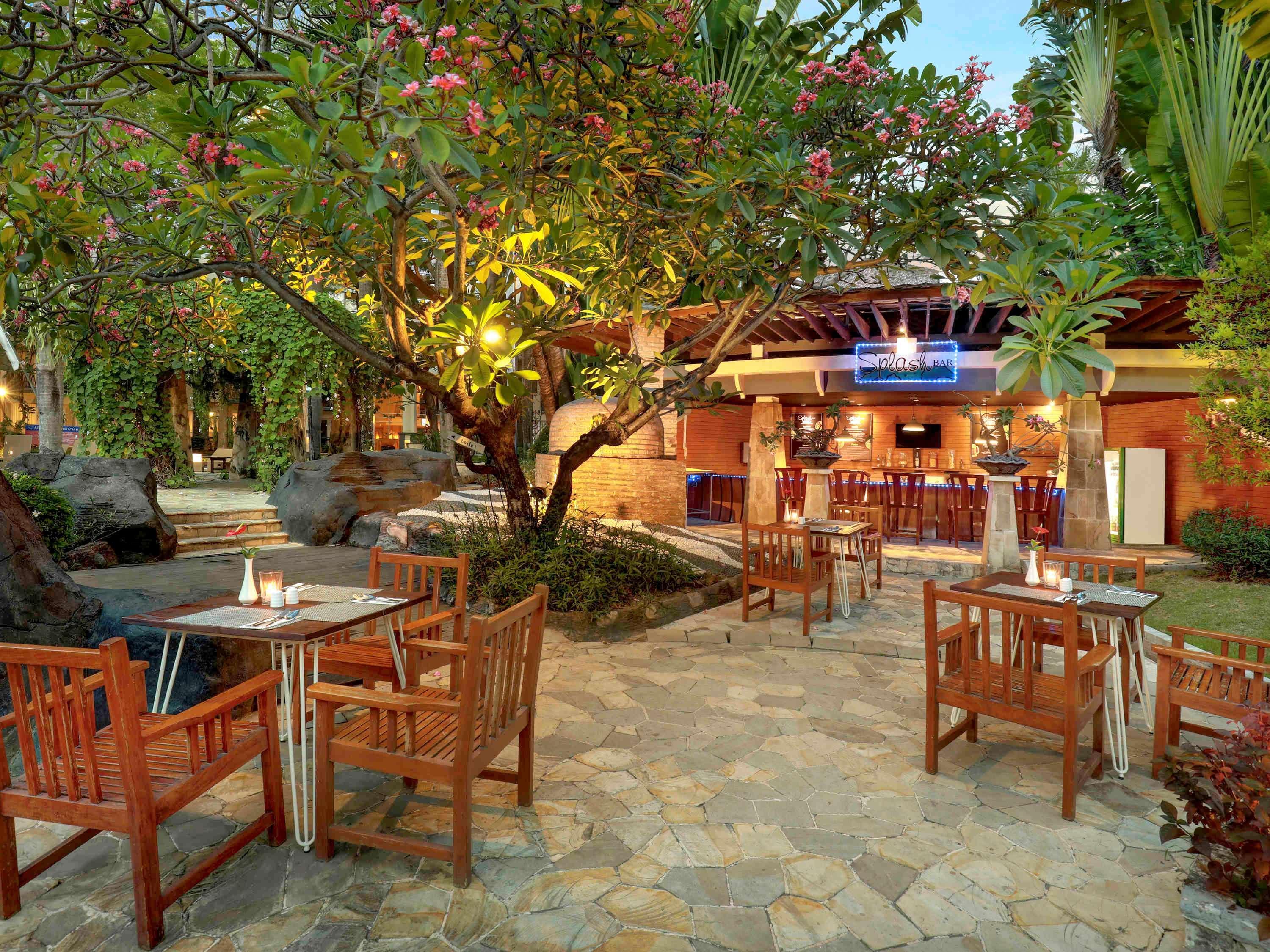 Grand Tropic Suites Hotel Surabaya Exterior photo