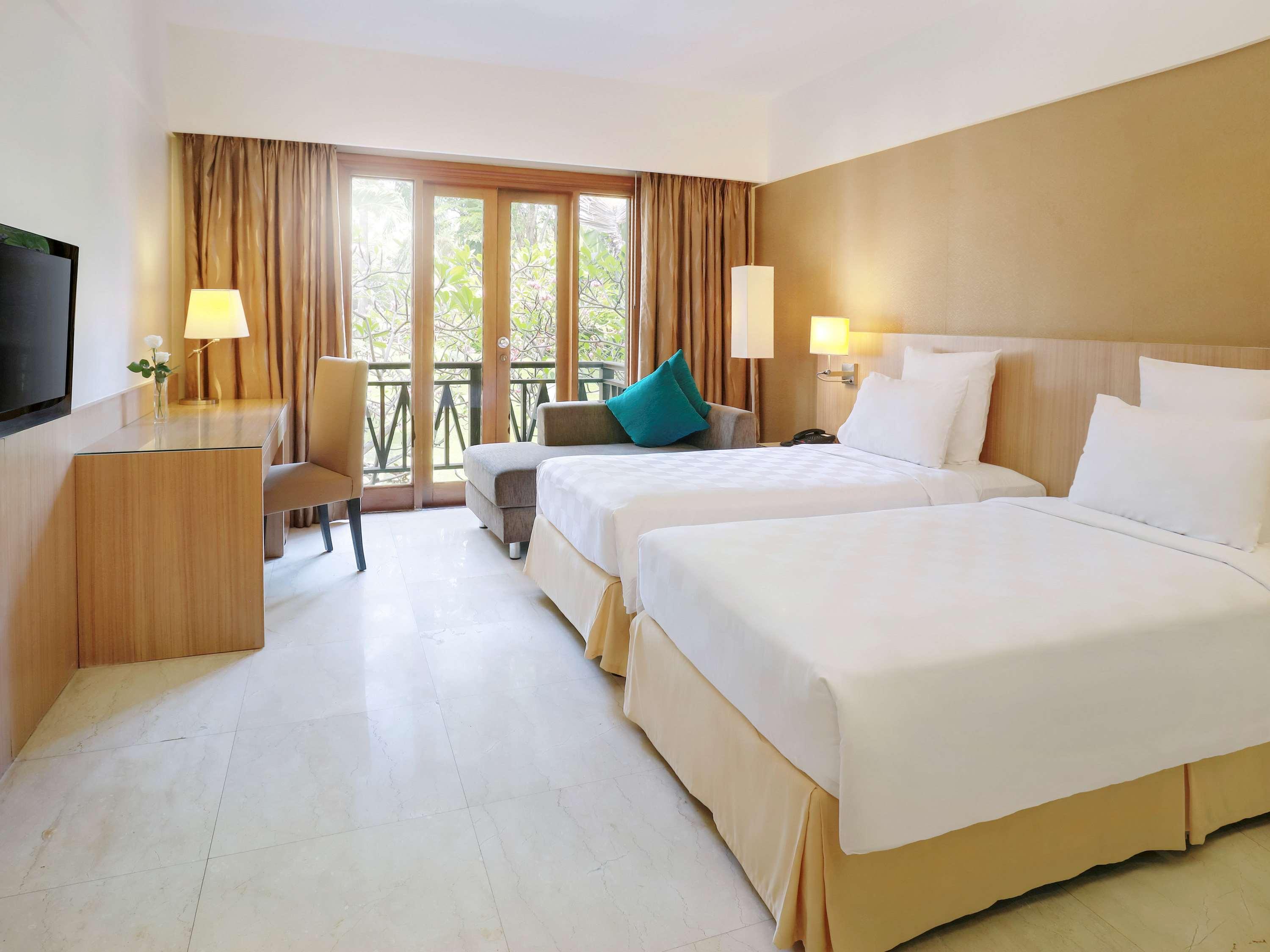 Grand Tropic Suites Hotel Surabaya Exterior photo
