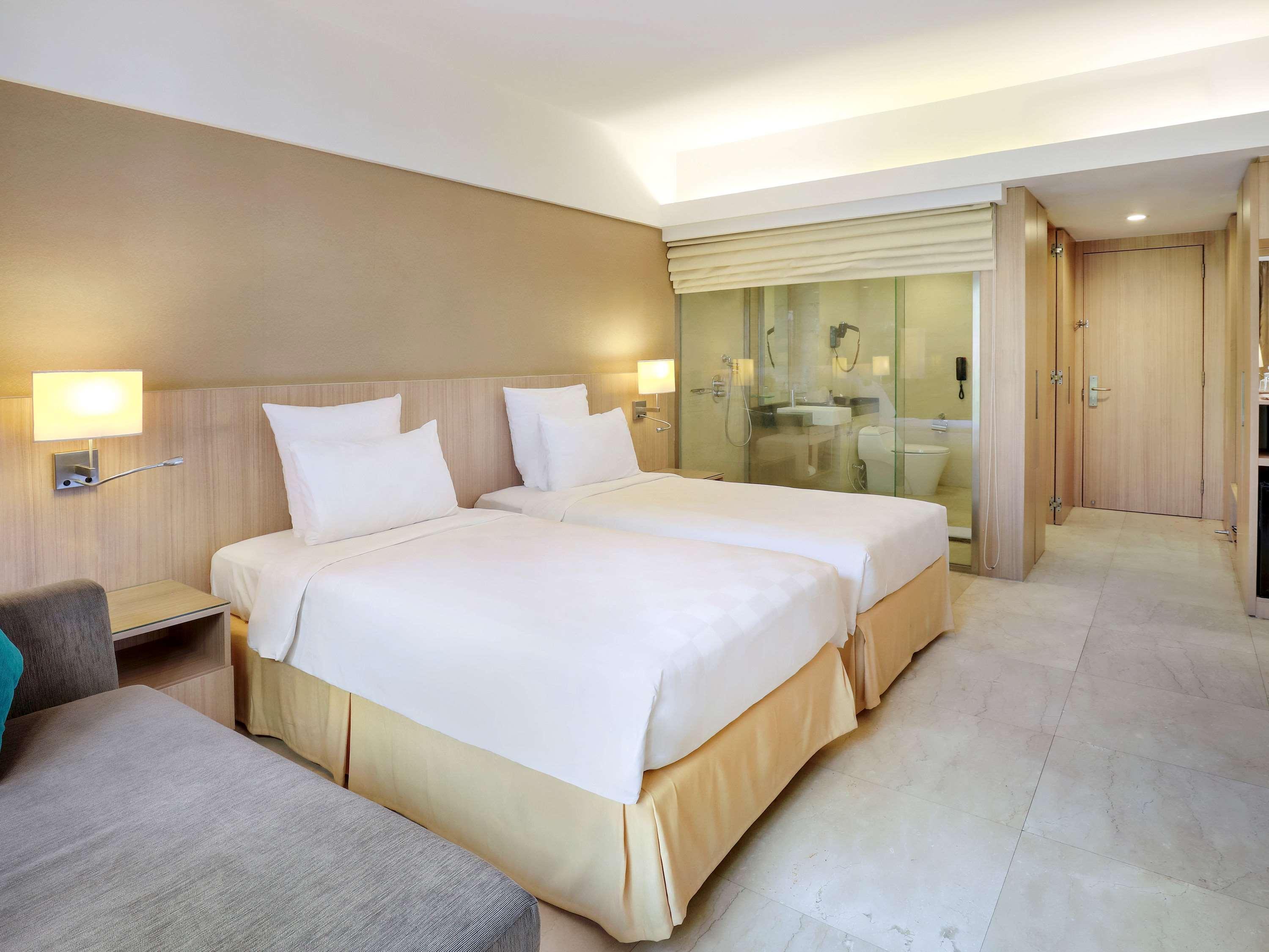 Grand Tropic Suites Hotel Surabaya Exterior photo