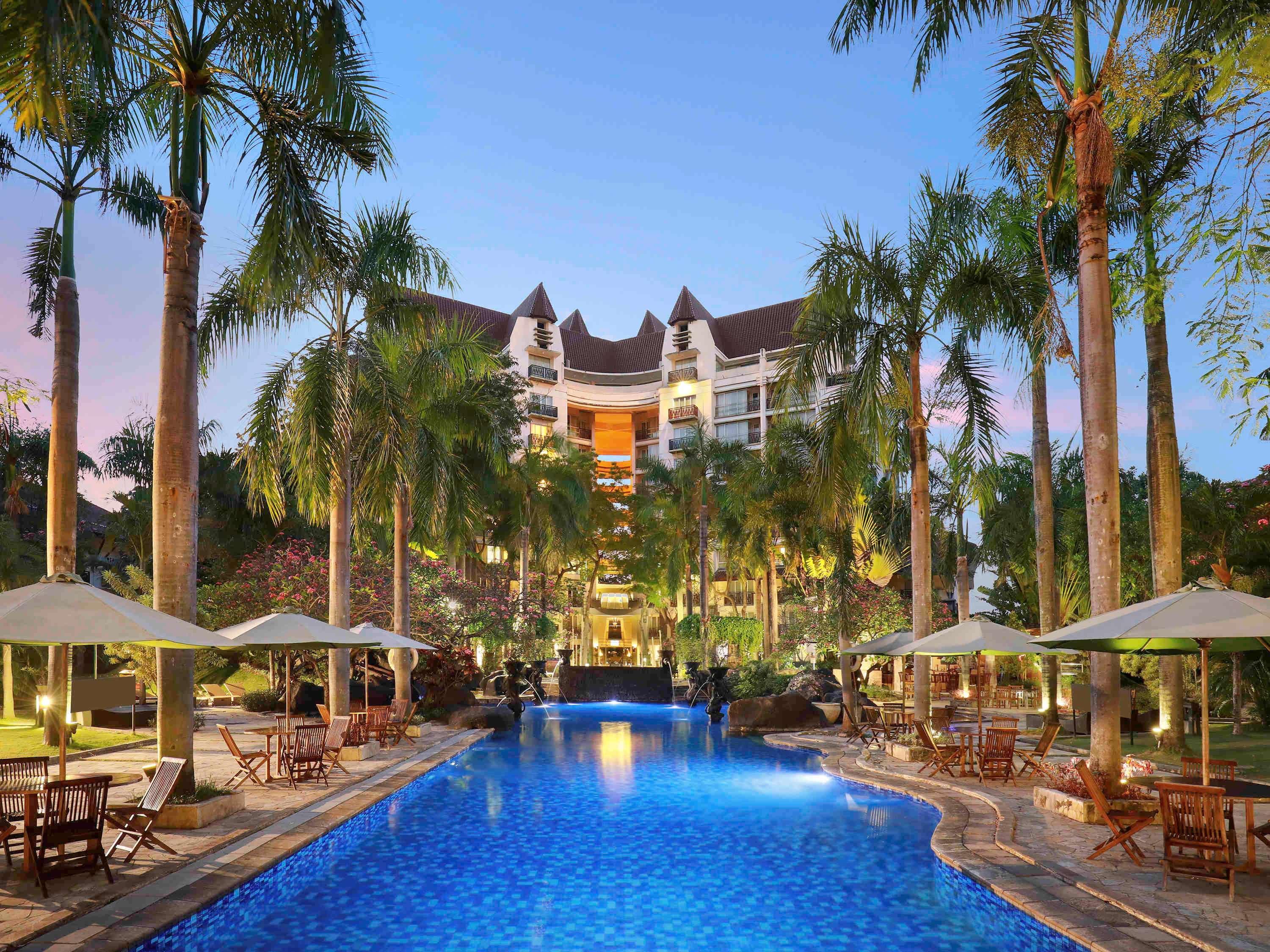 Grand Tropic Suites Hotel Surabaya Exterior photo