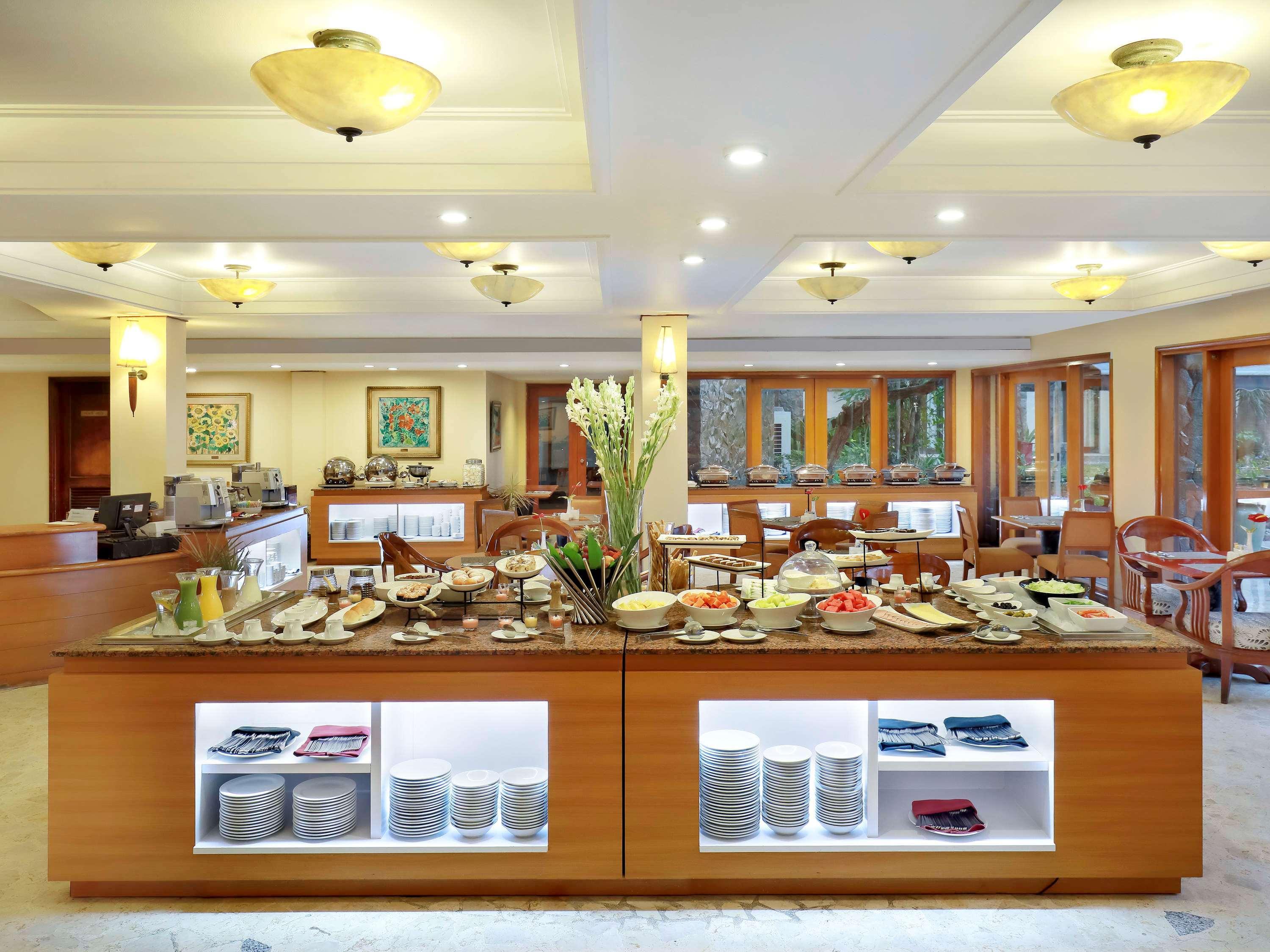 Grand Tropic Suites Hotel Surabaya Exterior photo