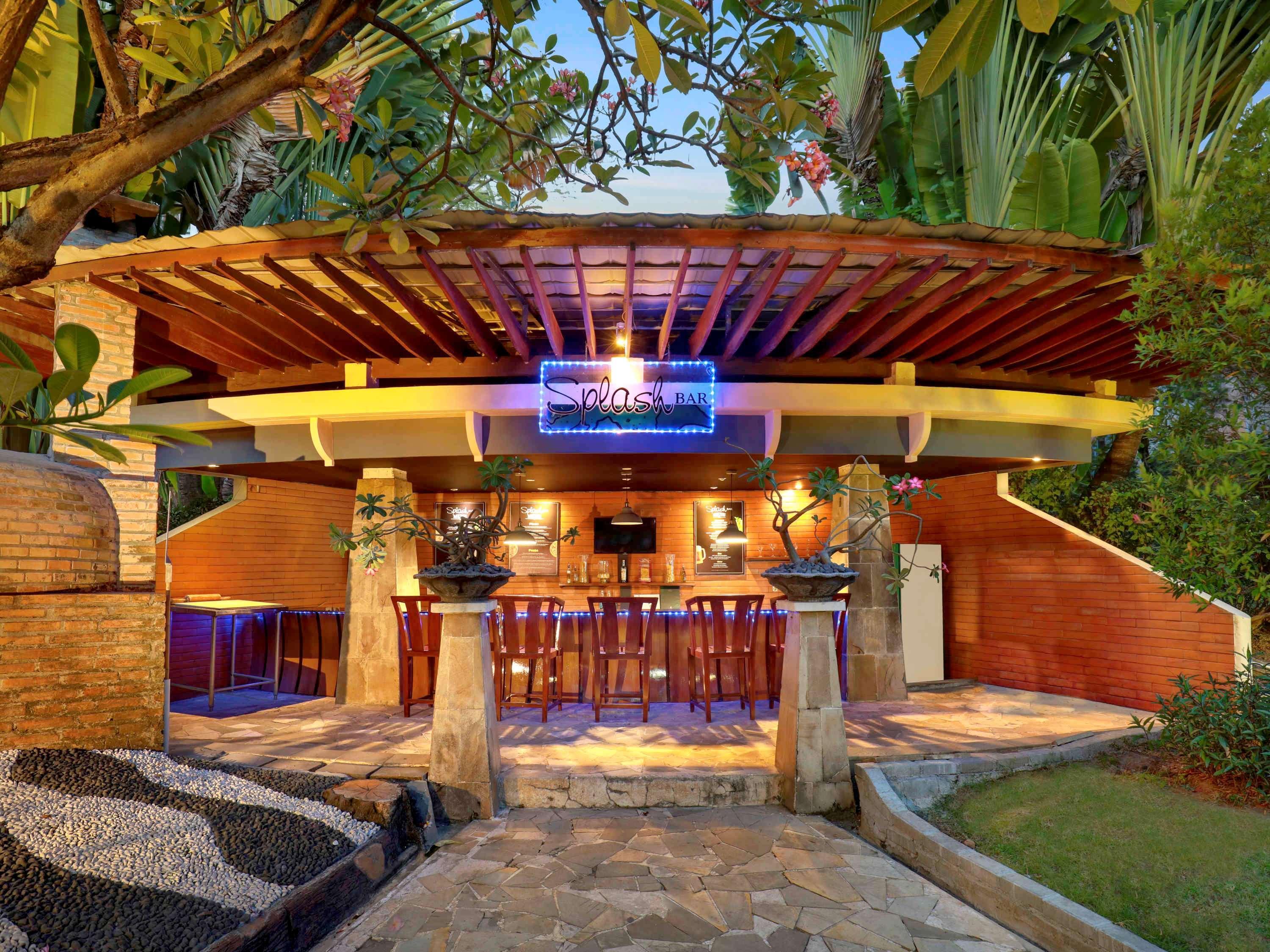 Grand Tropic Suites Hotel Surabaya Exterior photo