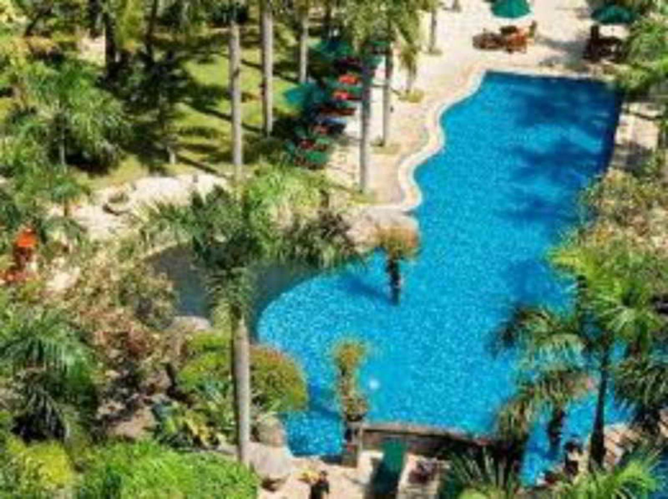 Grand Tropic Suites Hotel Surabaya Exterior photo