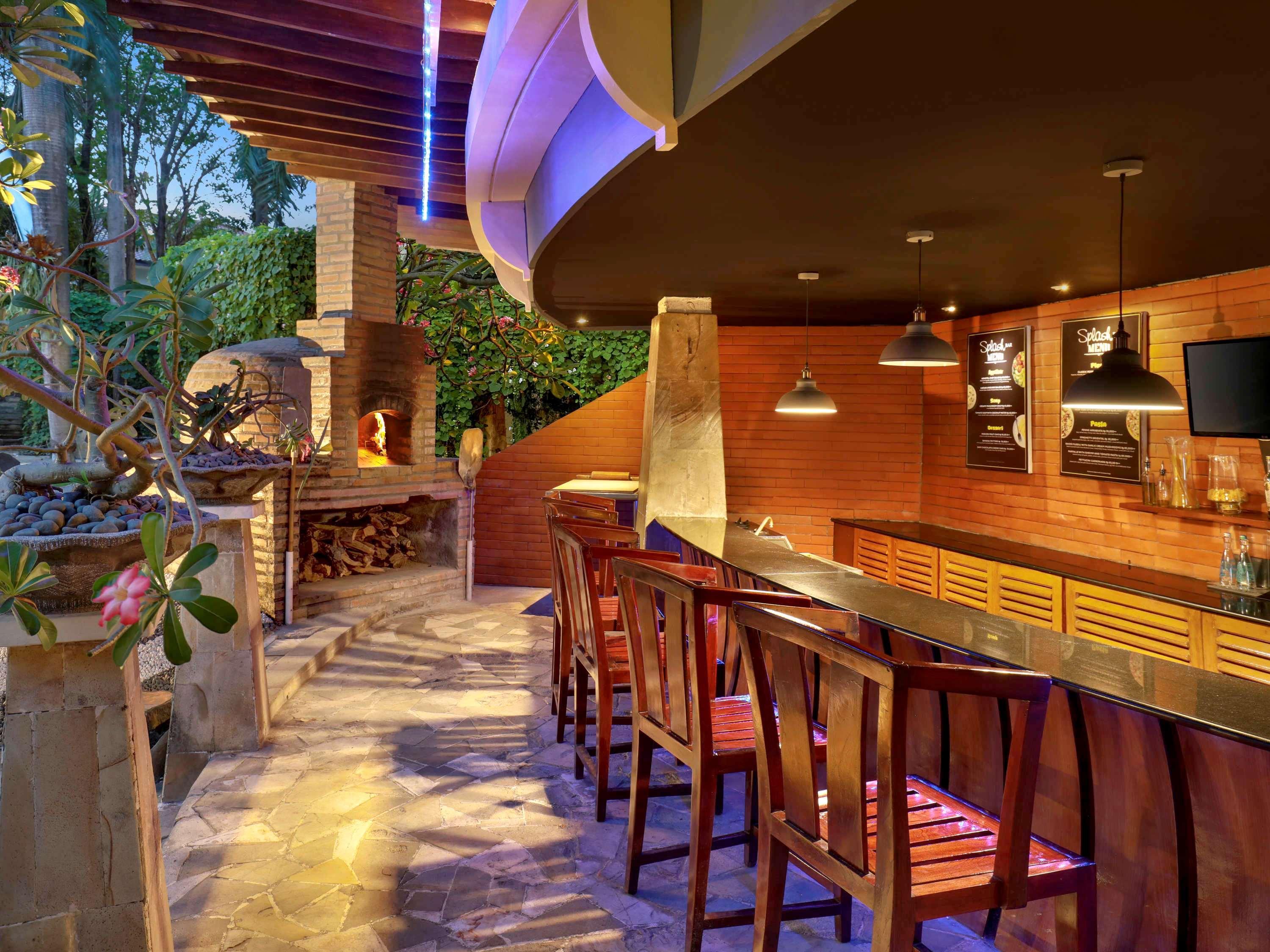 Grand Tropic Suites Hotel Surabaya Exterior photo