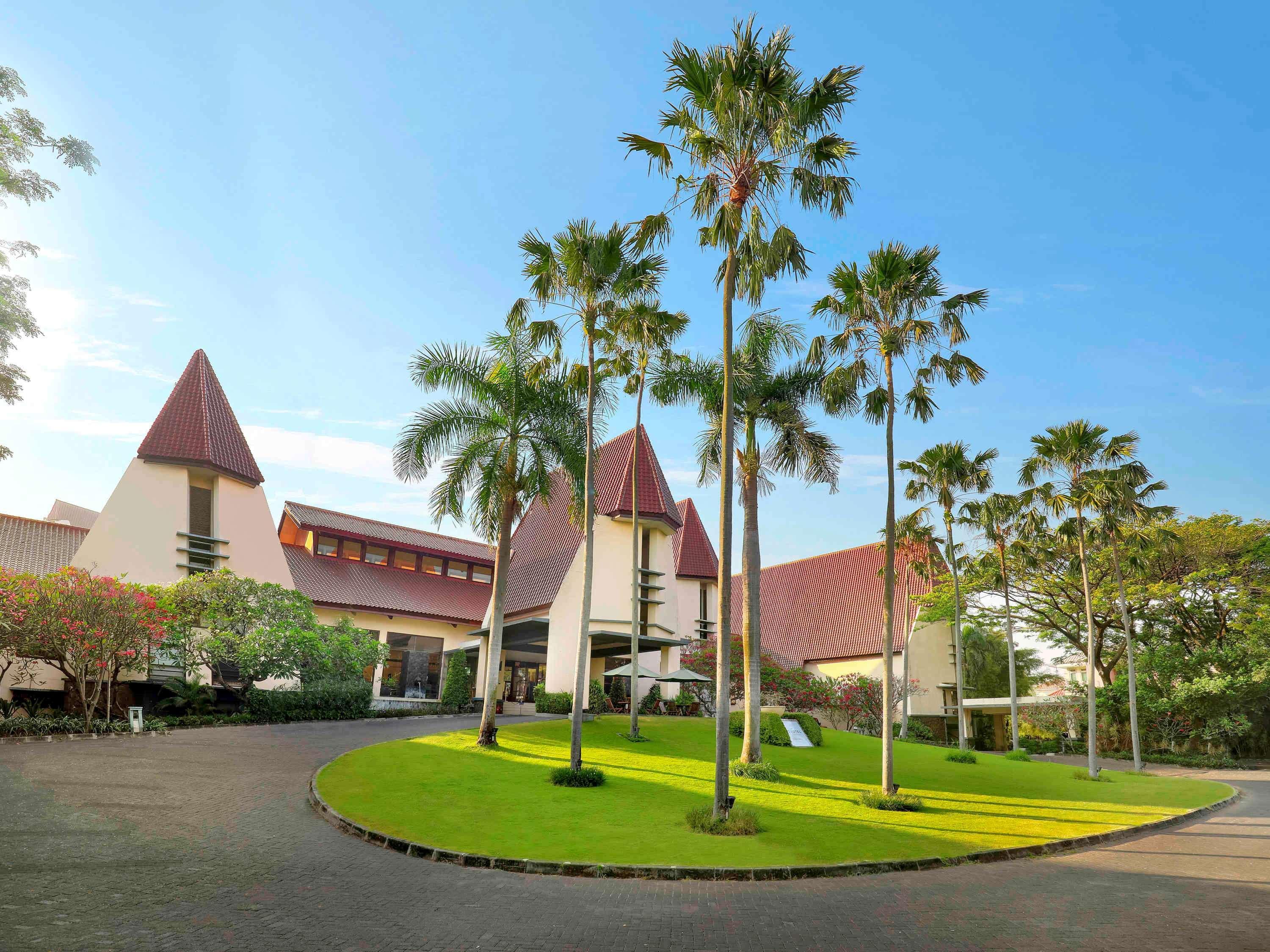 Grand Tropic Suites Hotel Surabaya Exterior photo