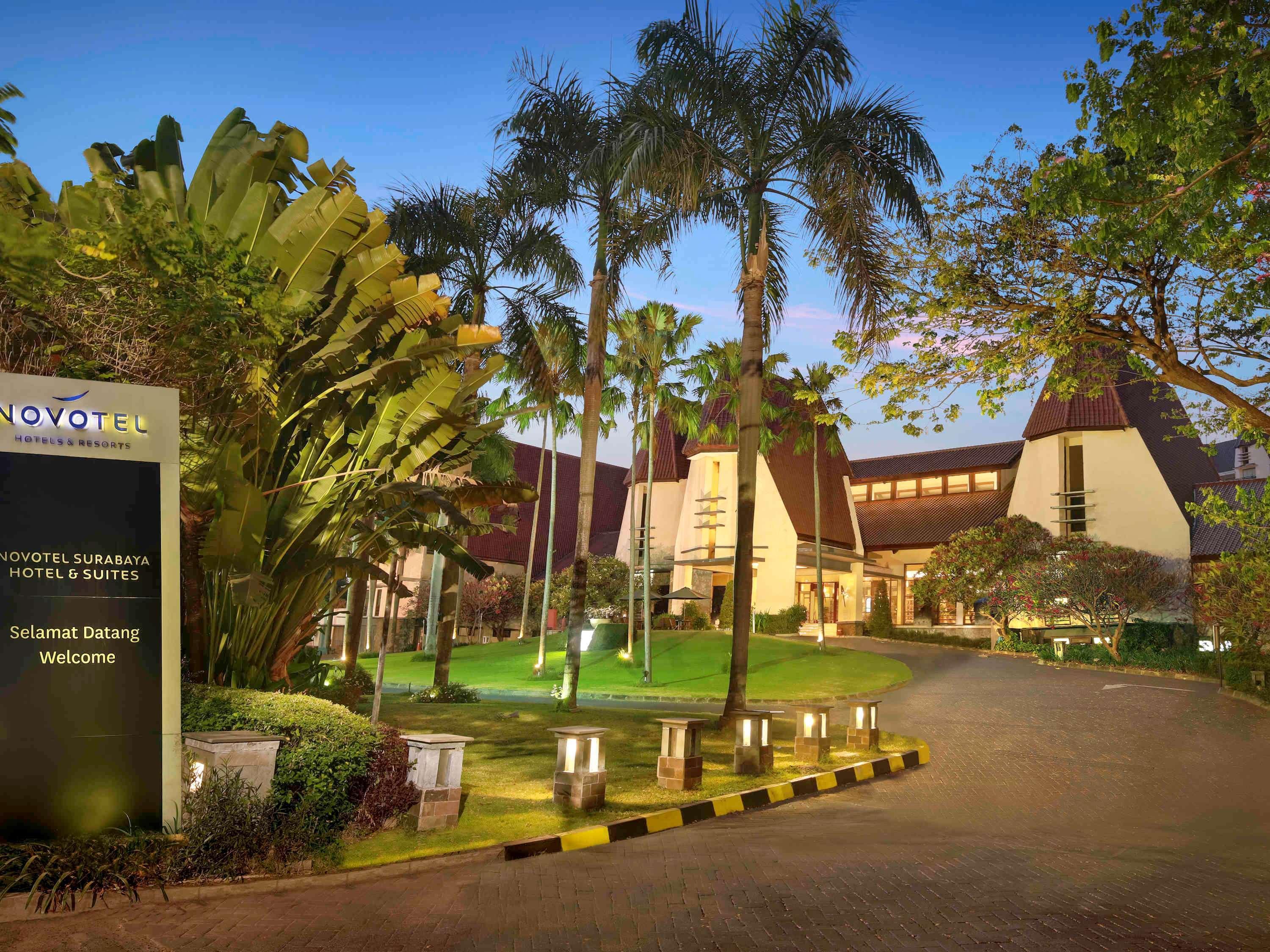 Grand Tropic Suites Hotel Surabaya Exterior photo