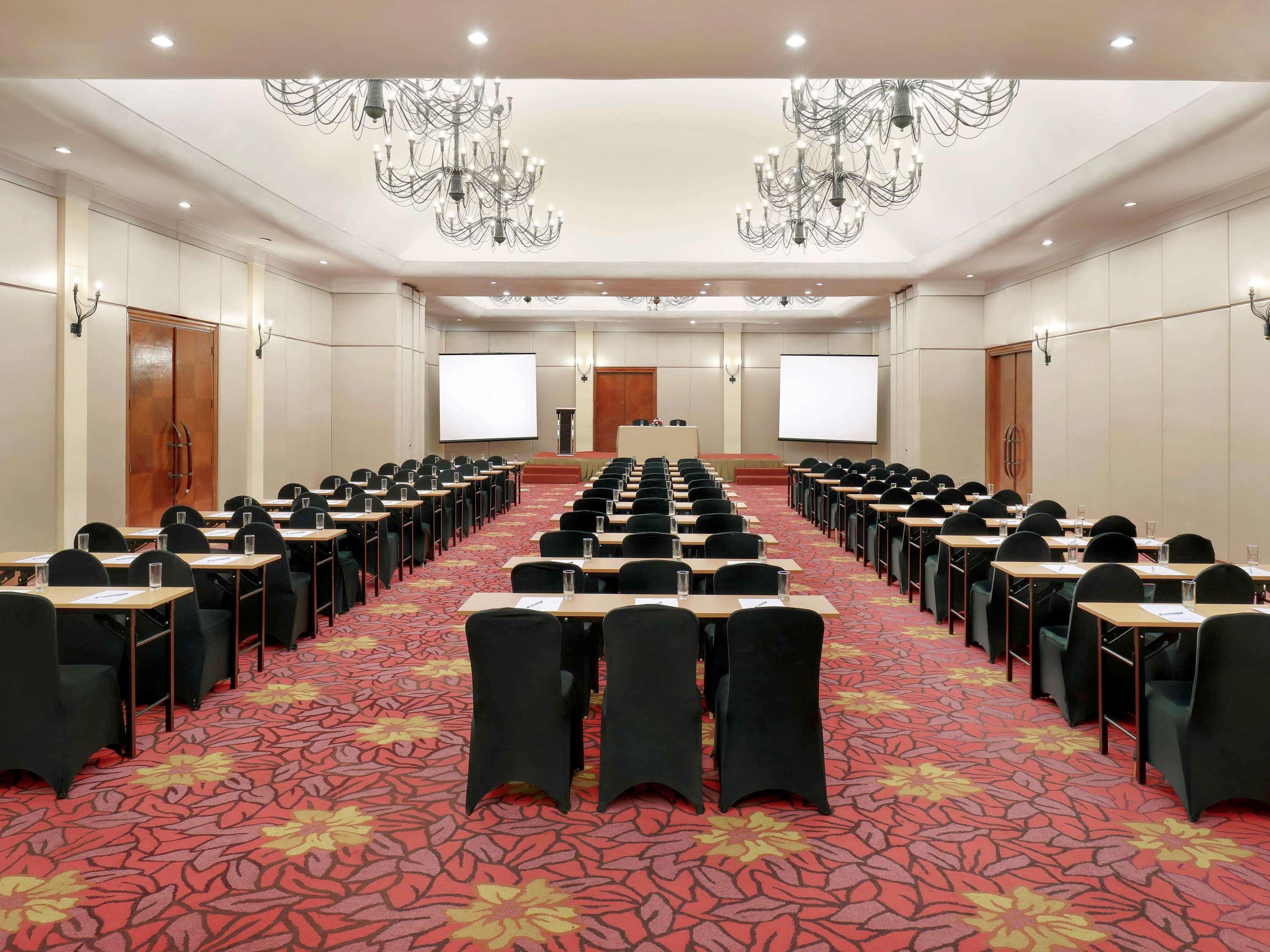 Grand Tropic Suites Hotel Surabaya Exterior photo