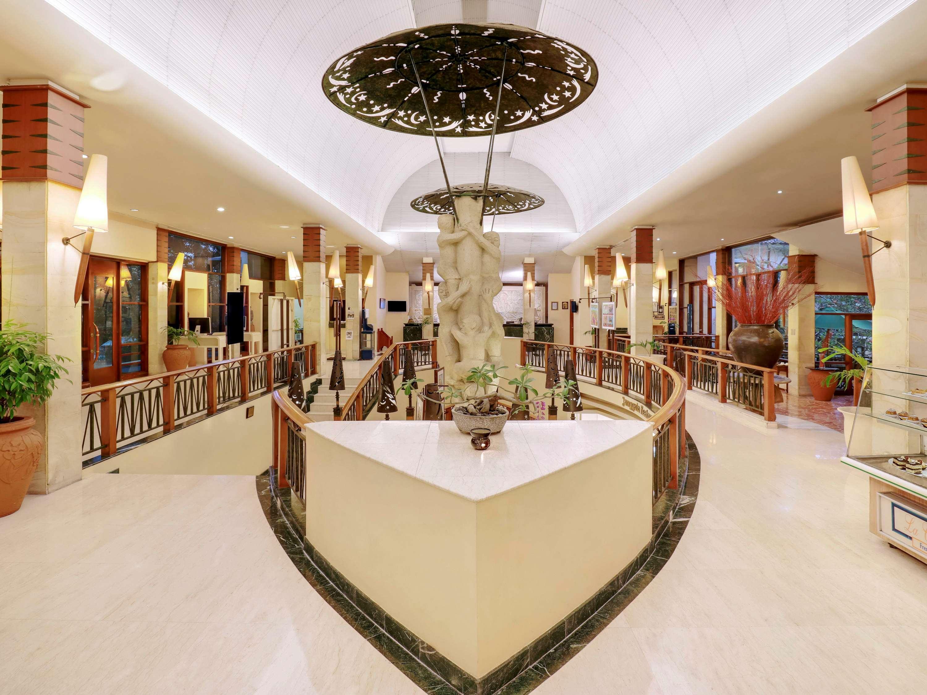 Grand Tropic Suites Hotel Surabaya Exterior photo