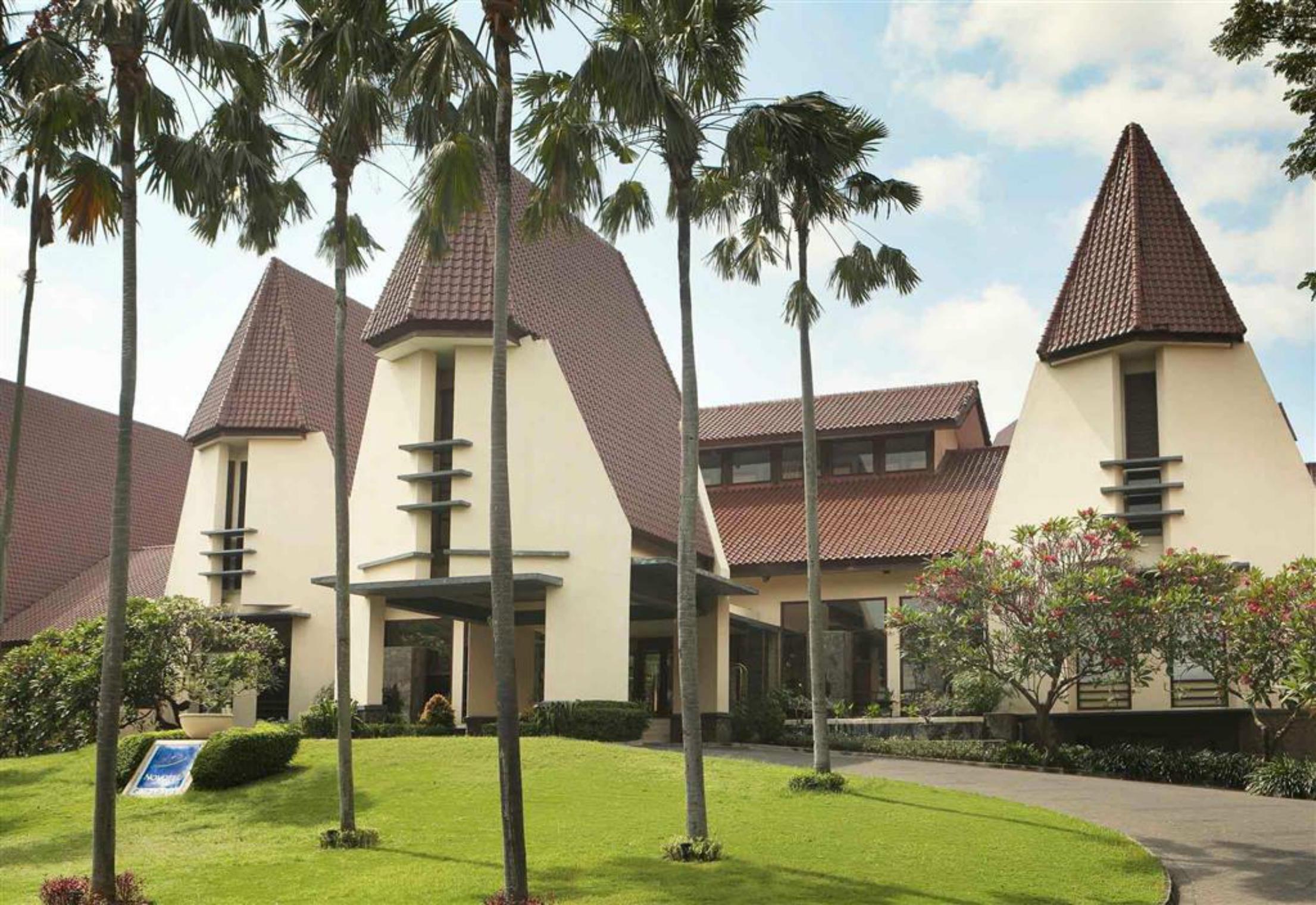 Grand Tropic Suites Hotel Surabaya Exterior photo