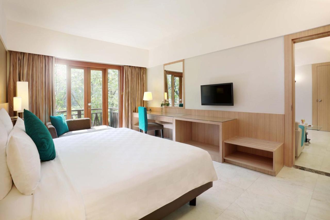 Grand Tropic Suites Hotel Surabaya Exterior photo