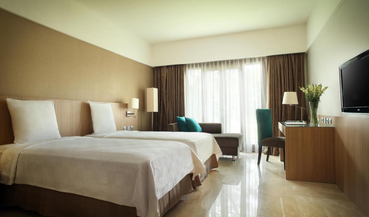 Grand Tropic Suites Hotel Surabaya Exterior photo