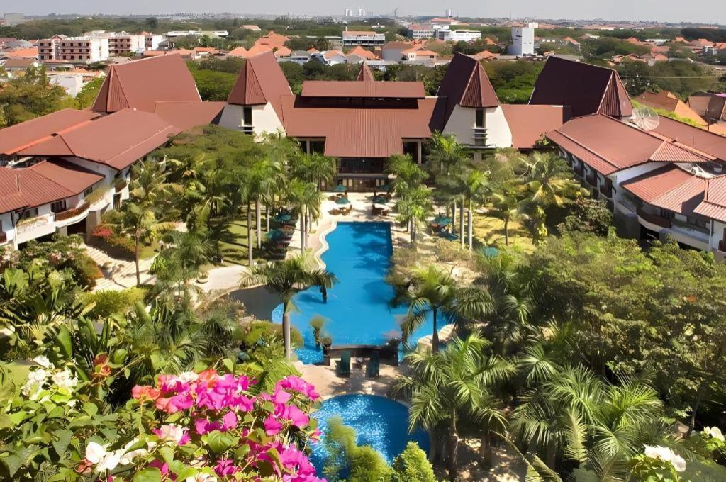 Grand Tropic Suites Hotel Surabaya Exterior photo