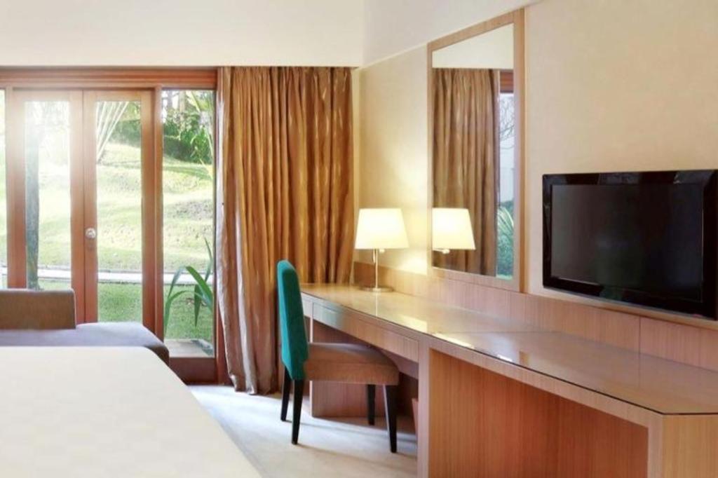 Grand Tropic Suites Hotel Surabaya Exterior photo