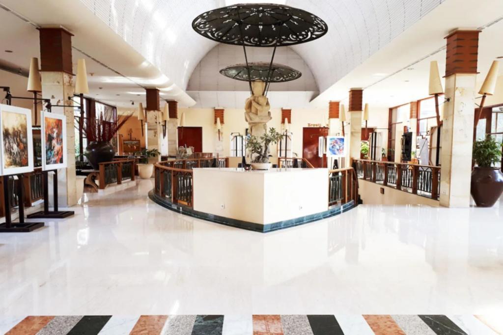 Grand Tropic Suites Hotel Surabaya Exterior photo