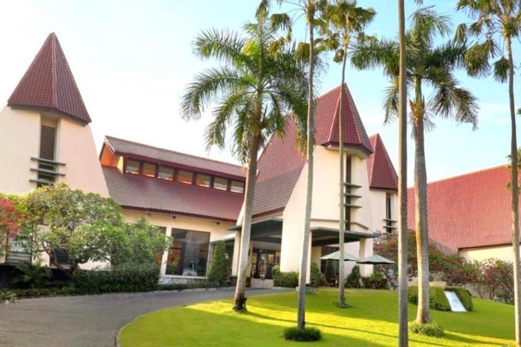 Grand Tropic Suites Hotel Surabaya Exterior photo