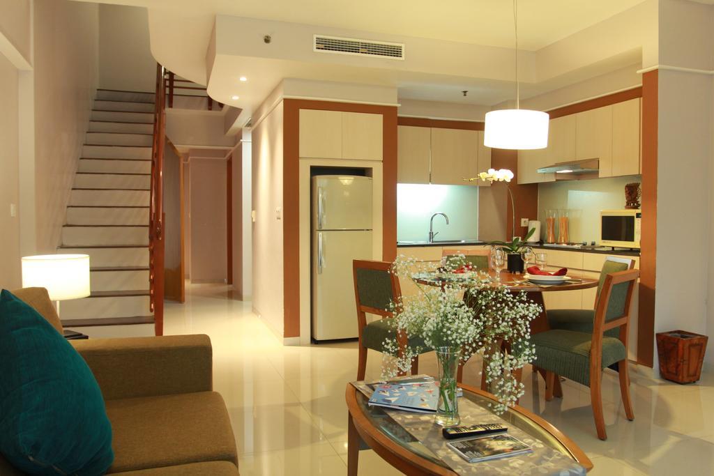 Grand Tropic Suites Hotel Surabaya Exterior photo
