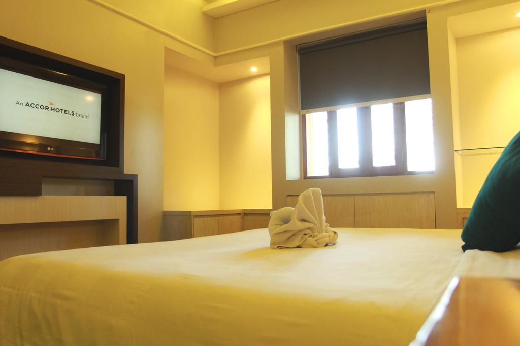 Grand Tropic Suites Hotel Surabaya Exterior photo
