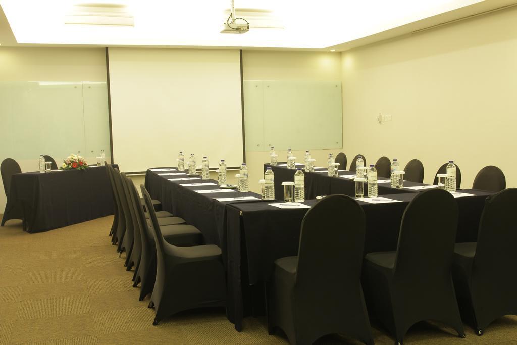 Grand Tropic Suites Hotel Surabaya Exterior photo