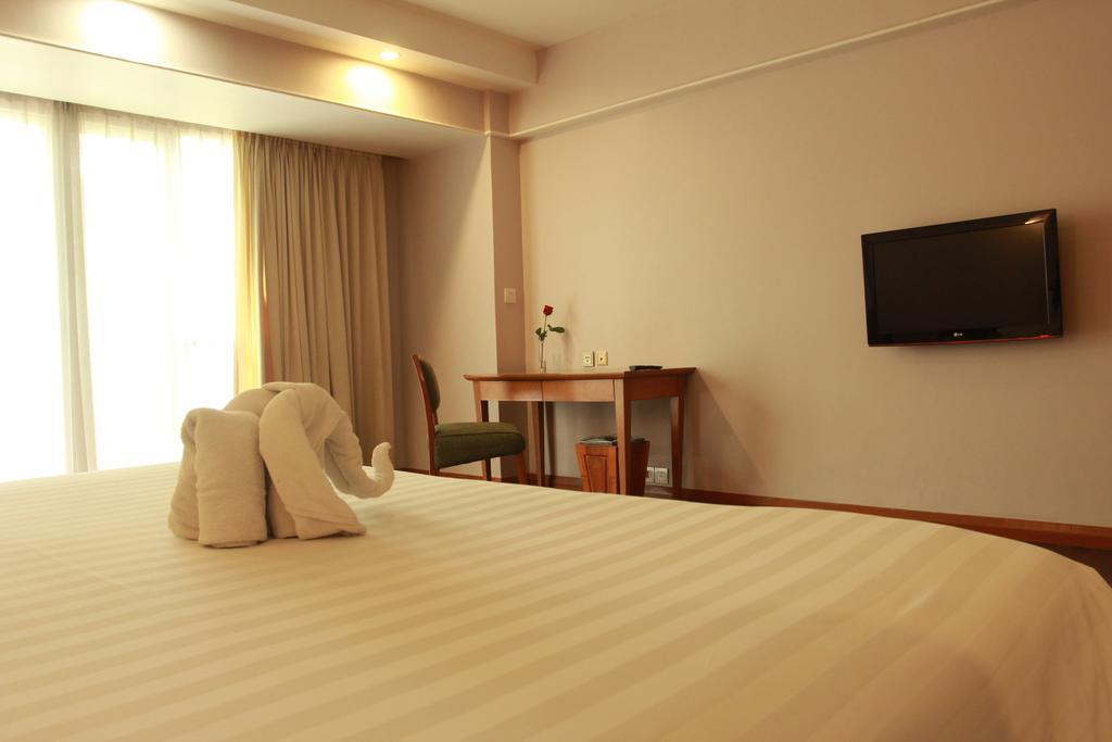 Grand Tropic Suites Hotel Surabaya Exterior photo