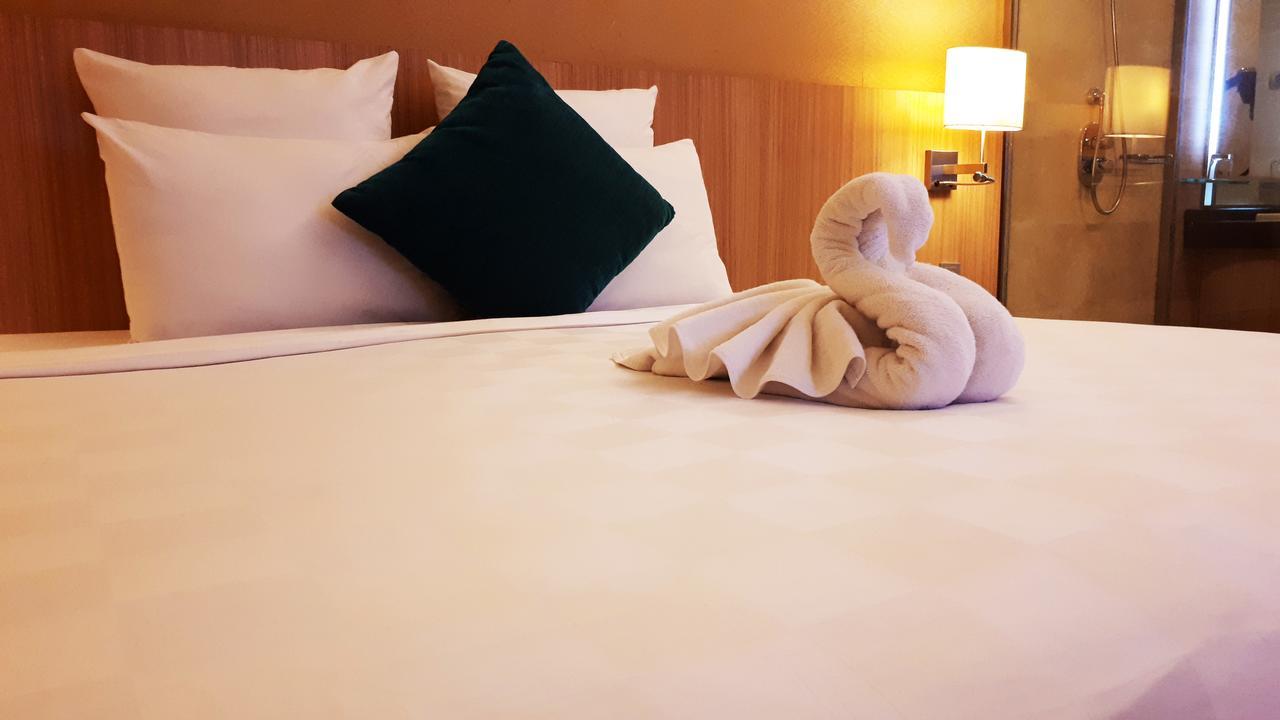 Grand Tropic Suites Hotel Surabaya Exterior photo