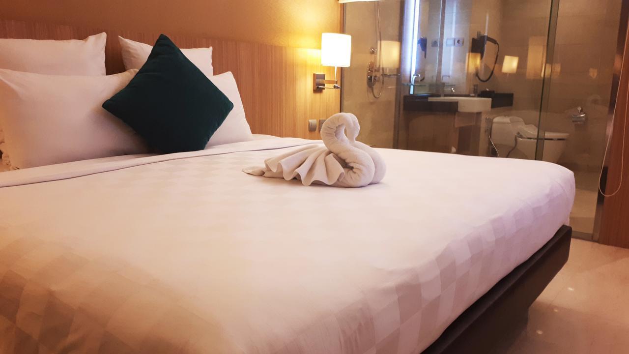 Grand Tropic Suites Hotel Surabaya Exterior photo
