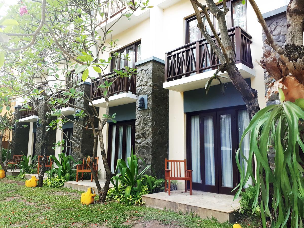 Grand Tropic Suites Hotel Surabaya Exterior photo