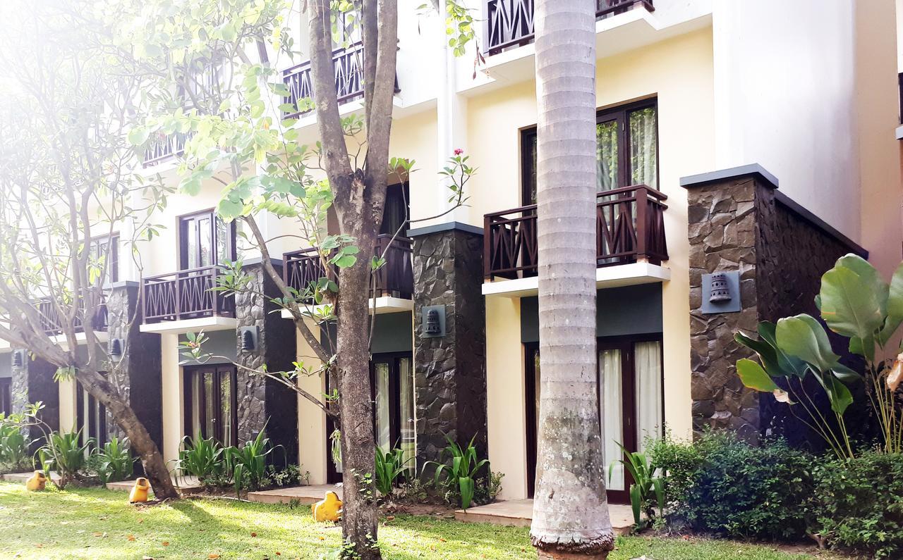 Grand Tropic Suites Hotel Surabaya Exterior photo