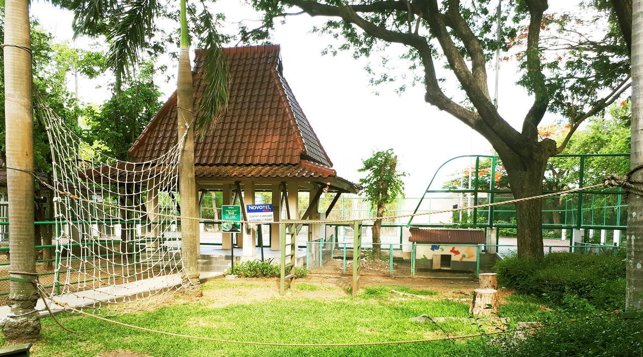 Grand Tropic Suites Hotel Surabaya Exterior photo