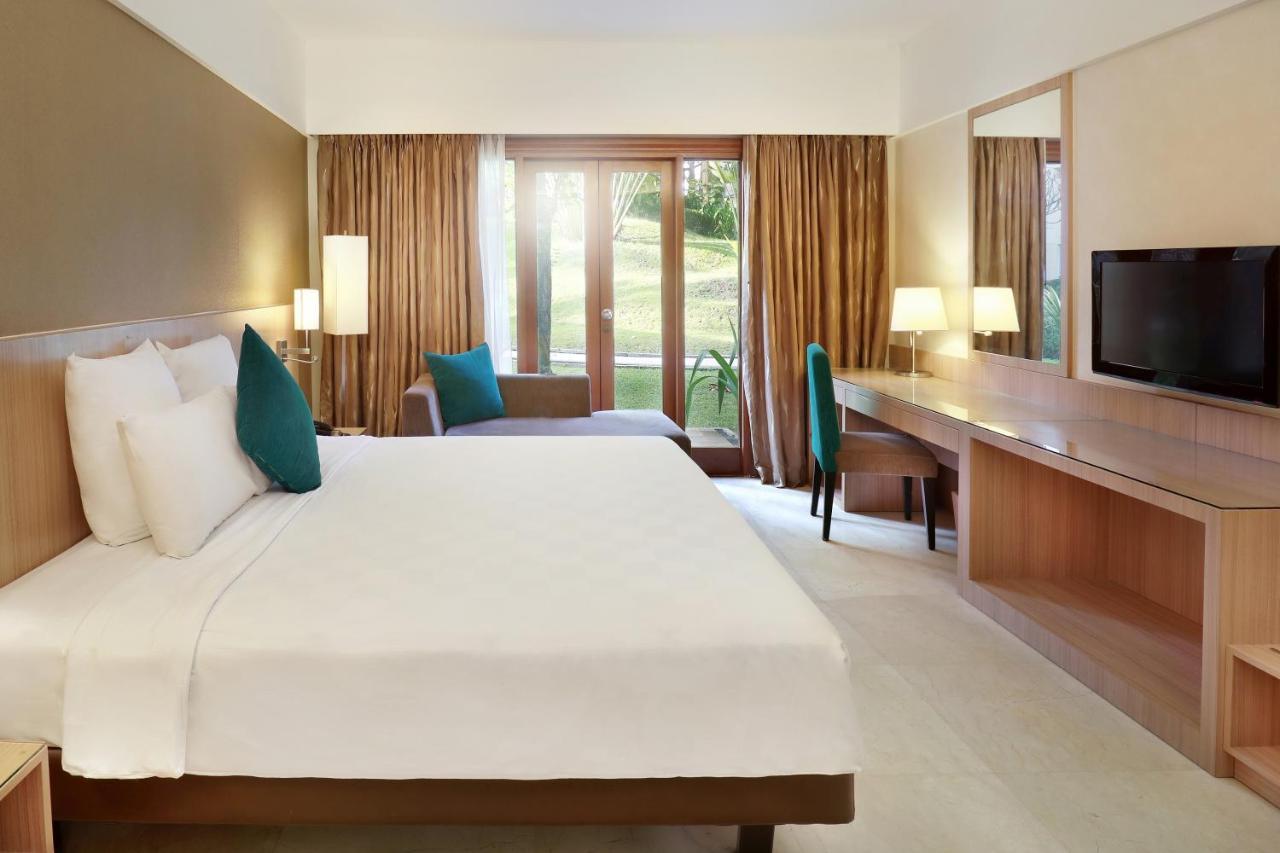 Grand Tropic Suites Hotel Surabaya Exterior photo