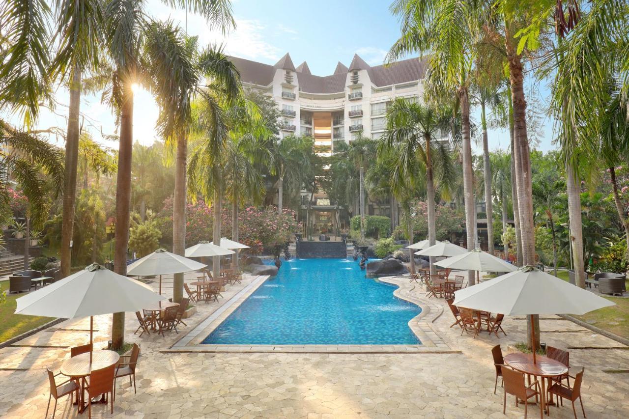 Grand Tropic Suites Hotel Surabaya Exterior photo