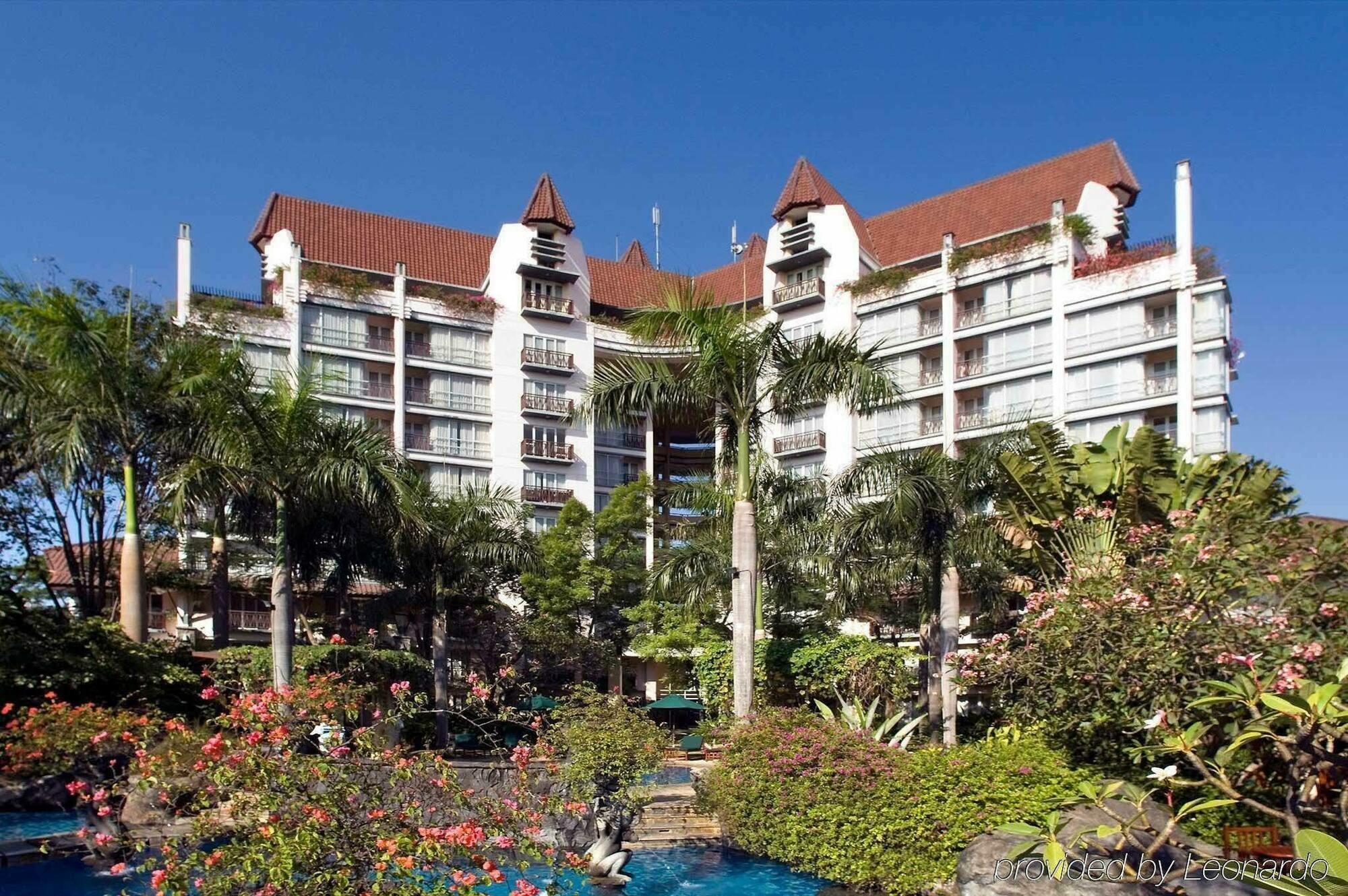 Grand Tropic Suites Hotel Surabaya Exterior photo